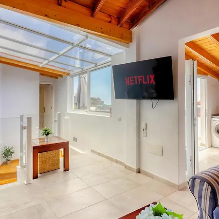 Big Terraced House, 100m To The Beach, With Bbq And Sea View Hébergement de vacances *