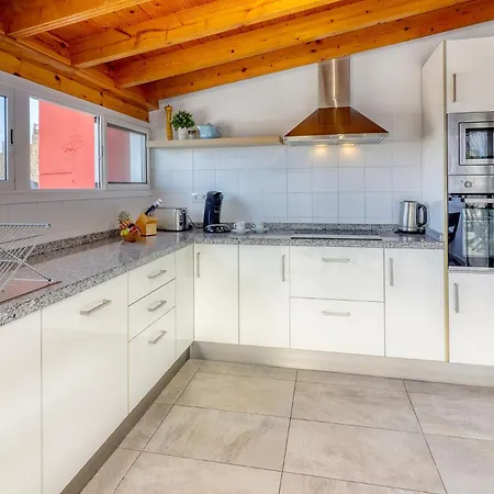 Hébergement de vacances Big Terraced House, 100m To The Beach, With Bbq And Sea View *