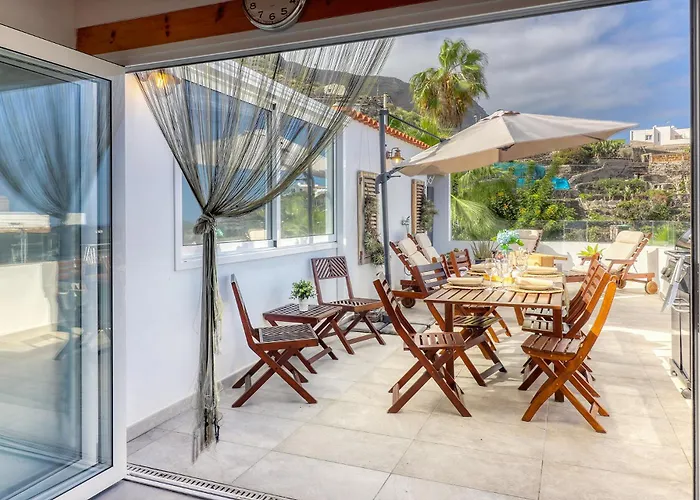 Big Terraced House, 100m To The Beach, With Bbq And Sea View Semesterbostad